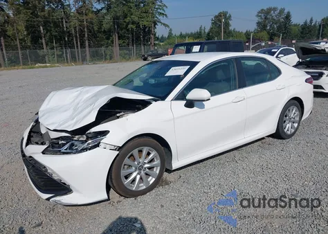 2018 Toyota Camry Le из США, поврежденный, VIN 4T1B11HK1JU057170